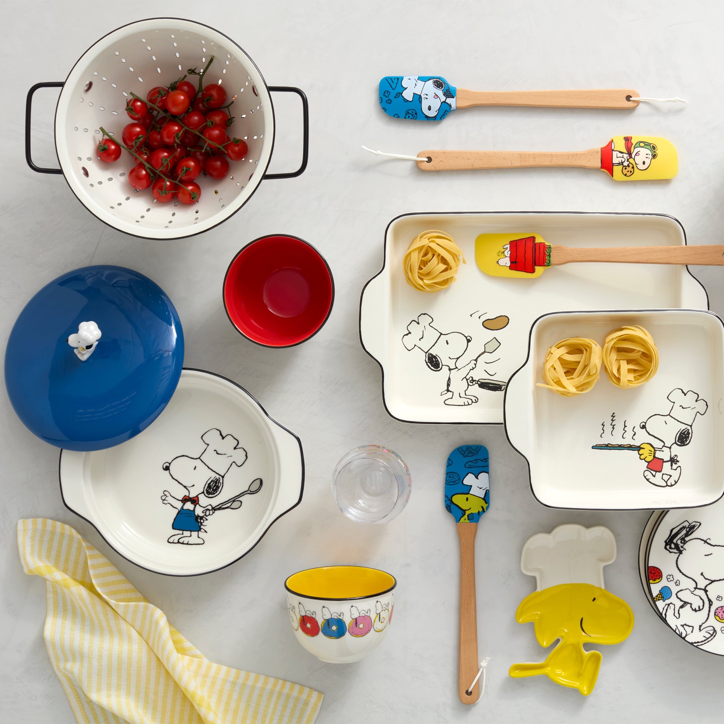Lenox Everyday Flatware Chef Snoopy Covered Casserole Dish - Image 4